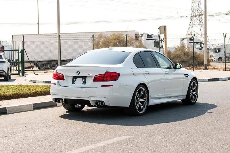 BMW M5 (2012) M5 4.4 V8 Twin-Turbo - fotka 4 z 14