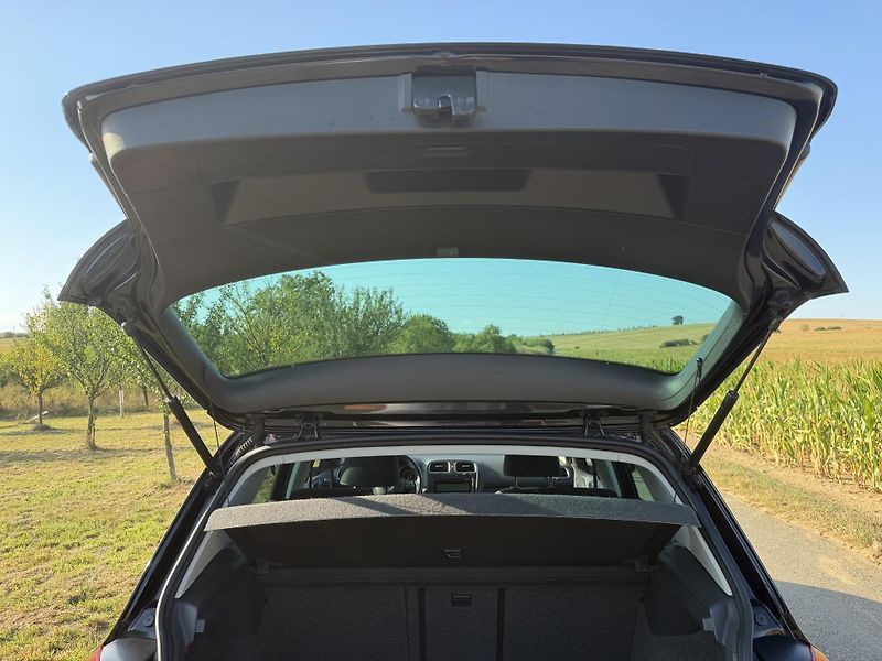 Volkswagen Golf (2011) VI 1,4i16V STYLE 1 MAJITEL - fotka 56 z 66