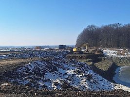 Hrubé práce na úseku dálnice D35 ze Sadové do hradeckých Plotišť pokračují. Zároveň se pracuje na pilotovém založení mostu u Sadové.