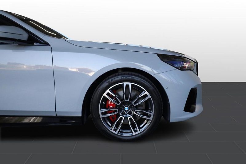 BMW Řada 5 540d xDrive Touring - fotka 10 z 32