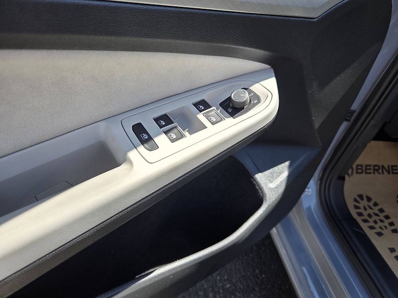 Volkswagen Golf (2023) 2.0 TDI DSG - fotka 9 z 39