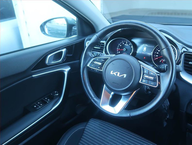 Kia Ceed (2022) Silver 1.5 T-GDI, Serv.kniha - fotka 7 z 16