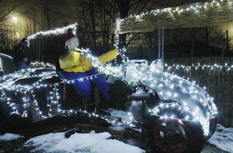 Popáté byly v Auto-retro-muzeum Veteráni Litvínov zahájeny Vánoce u Veteránů. Světýlky jsou osvětlena nejen auta, ale i přilehlý selský dvoreček.