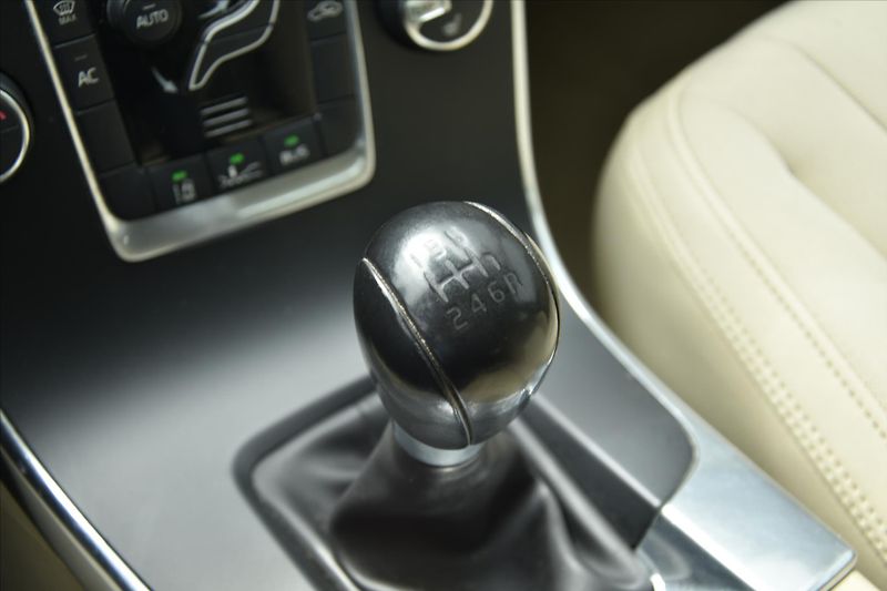 Volvo V60 D3 120kW SERVISNÍ KNIHA TAŽNÉ - fotka 16 z 20