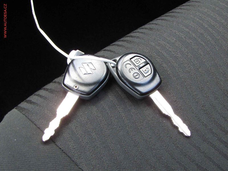 Suzuki Swift (2011) 1.2i - fotka 15 z 15