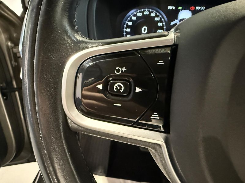 Volvo XC90 B5 AWD diesel Inscription Auto - fotka 9 z 16
