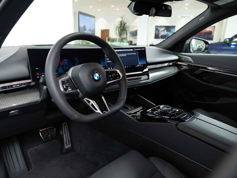 BMW Řada 5 540d xDrive Touring - fotka 20 z 20