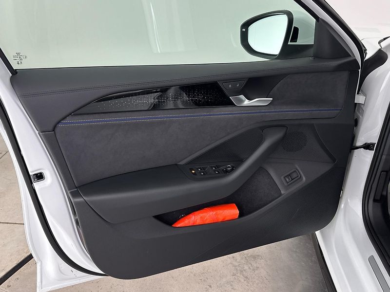 Volkswagen Passat R-Line - fotka 13 z 31
