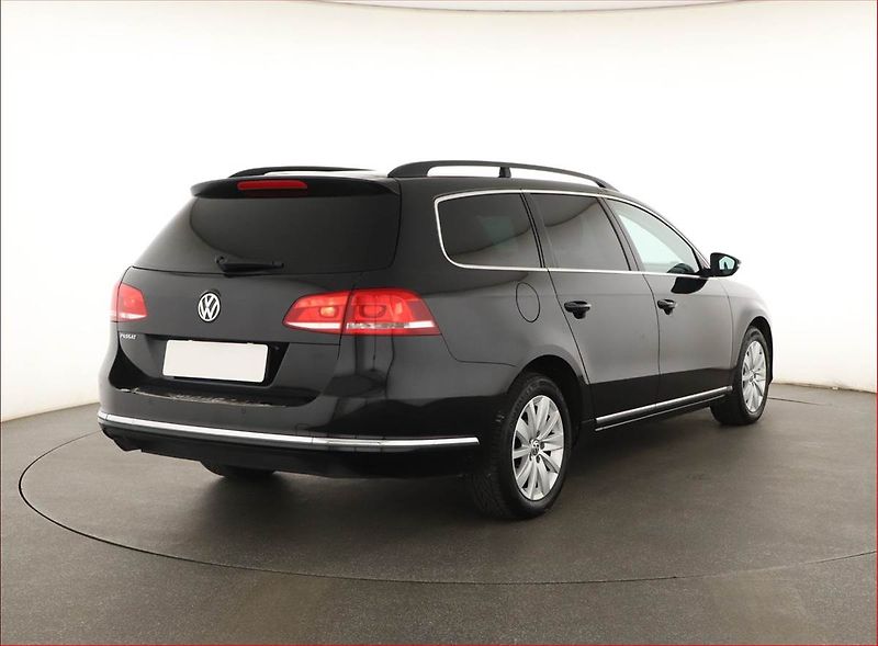 Volkswagen Passat (2012) 1.6 TDI, Xenony, Park. senzory - fotka 5 z 18