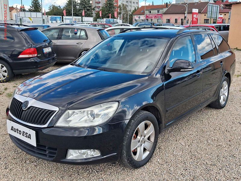 Škoda Octavia (2012) 2.0 TDi, ČR, AC, park.čidla - fotka 3 z 20