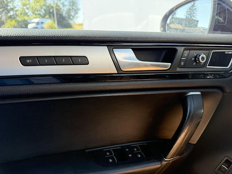 Volkswagen Touareg (2011) 3.0TDI R line 180kW - fotka 23 z 25