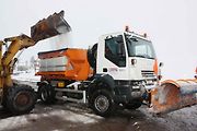 Vůz Iveco Daily 4x4 je právě nakládán materiálem k posypu.