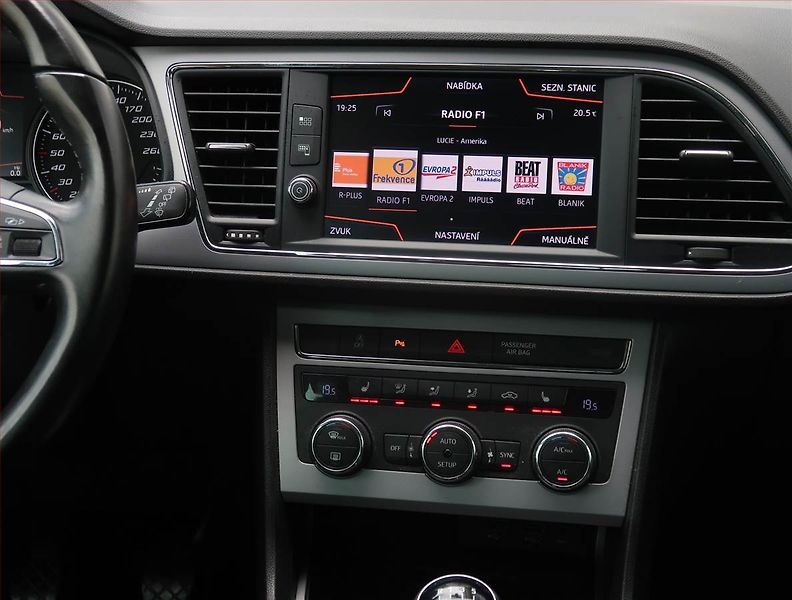 Seat Leon (2020) 1.5 TSI, Kůže, Navi, Tempomat - fotka 12 z 19
