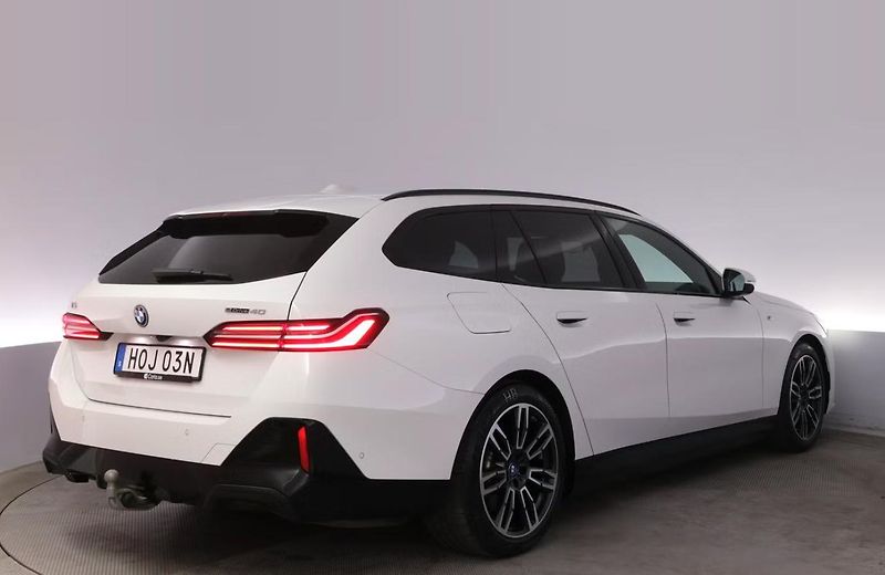 BMW i5 eDrive40 Touring SoH 96% Tažné - fotka 4 z 21