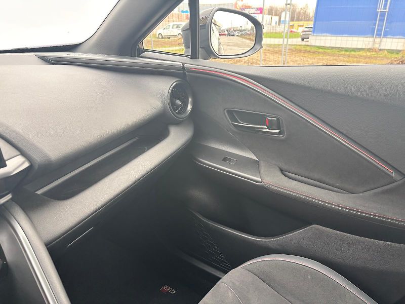 Toyota C-HR 2,0 HEV e-CVT GR Sport - fotka 23 z 30