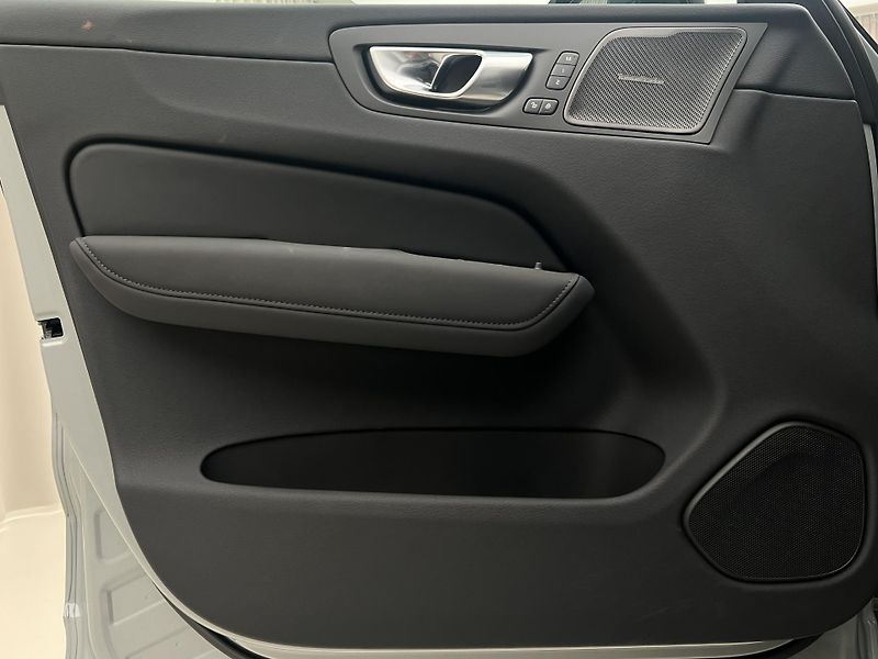 Volvo XC60 T6 AWD DARK PLUS AUT - fotka 7 z 48