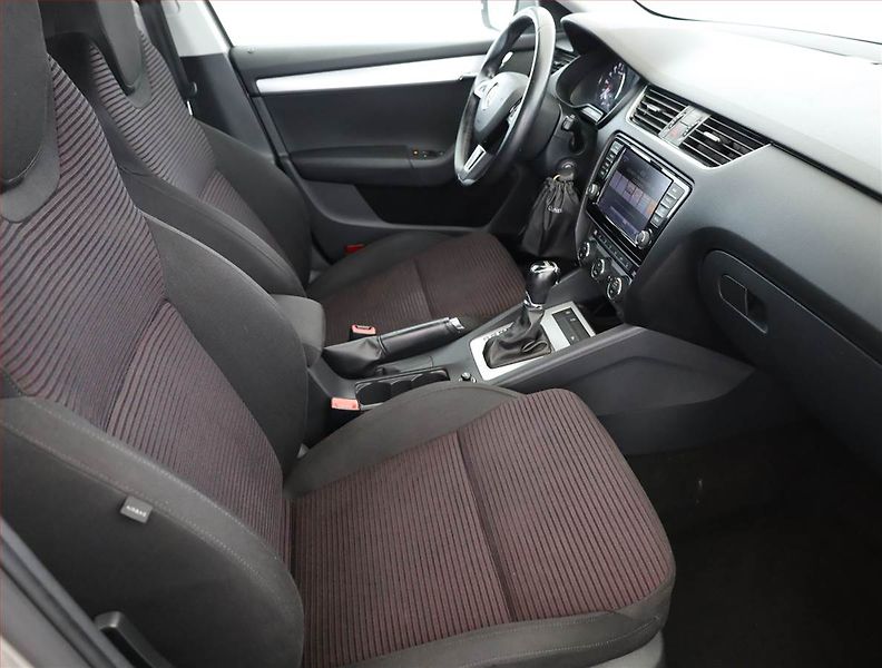 Škoda Octavia (2013) 2.0 TDI, Automat, Navi, Xenony - fotka 7 z 17