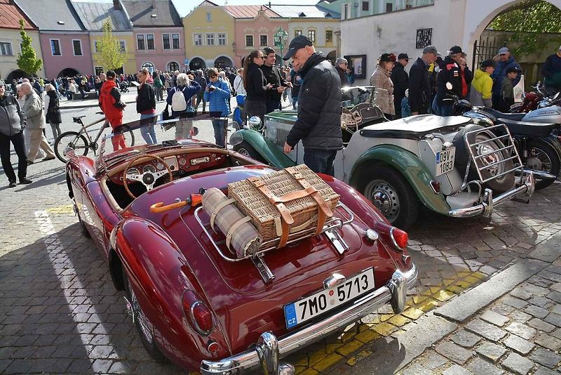 Automobiloví a motocykloví veteráni se vydali v neděli na tradiční jízdu Ze zámku na hrad. Start byl na Horním náměstí v Přerově, kde si lidé užili bohatý program.