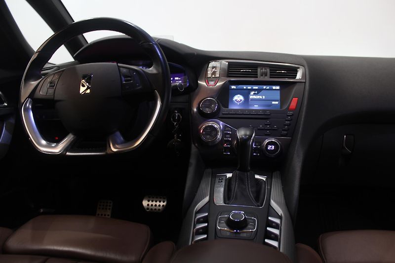 Citroën DS5 (2013) 2.0HDI Automat 120kW Navi ČR - fotka 28 z 36