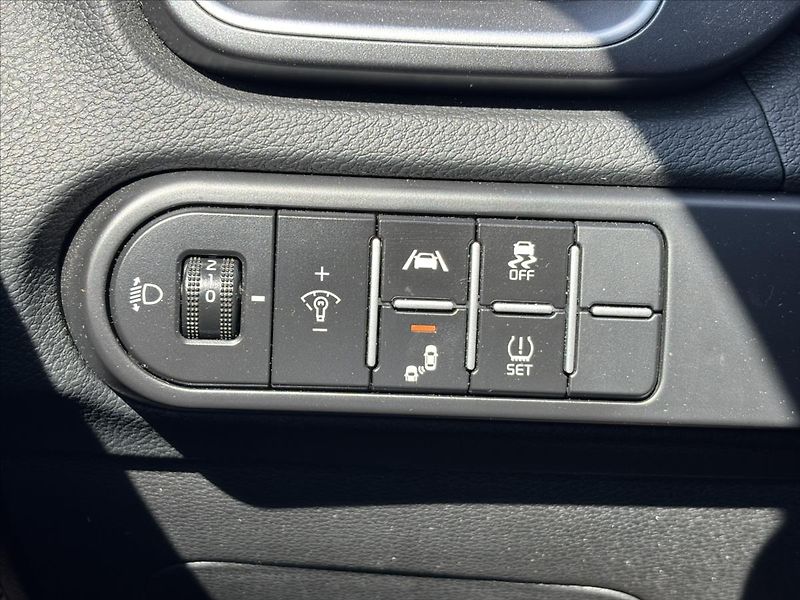 Kia Ceed 1,5 TGDi AT TOP ZÁRUKA ADAPTIV - fotka 33 z 40
