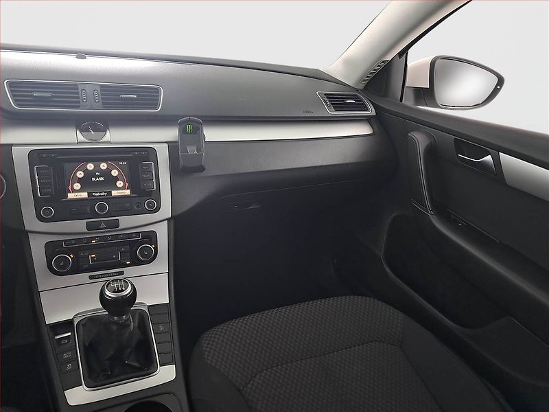 Volkswagen Passat (2011) 2.0 TDI, Navi, Vyhř. sedaček - fotka 8 z 15