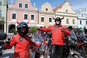 Třeboňské Masarykovo náměstí bylo motorkami doslova našlapané. Stovkám strojů požehnal tamní kaplan Jiří Kalaš.