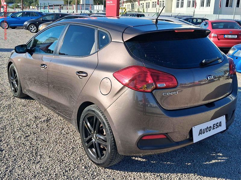 Kia Ceed (2013) 1.6GDi, 2.maj,ČR, AC, temp - fotka 6 z 19