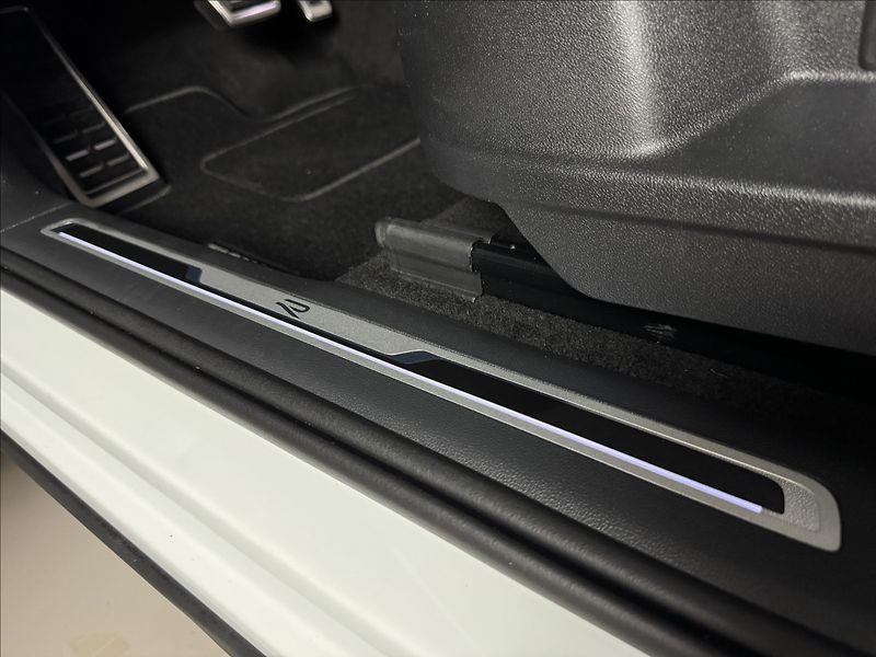 Volkswagen Tiguan 2,0 TDi  DSG R-Line IQ Light K - fotka 41 z 46