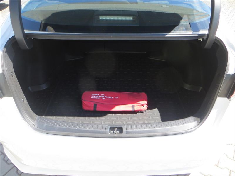 Toyota Corolla 1,8 Hybrid Active e-CVT ČR - fotka 7 z 27