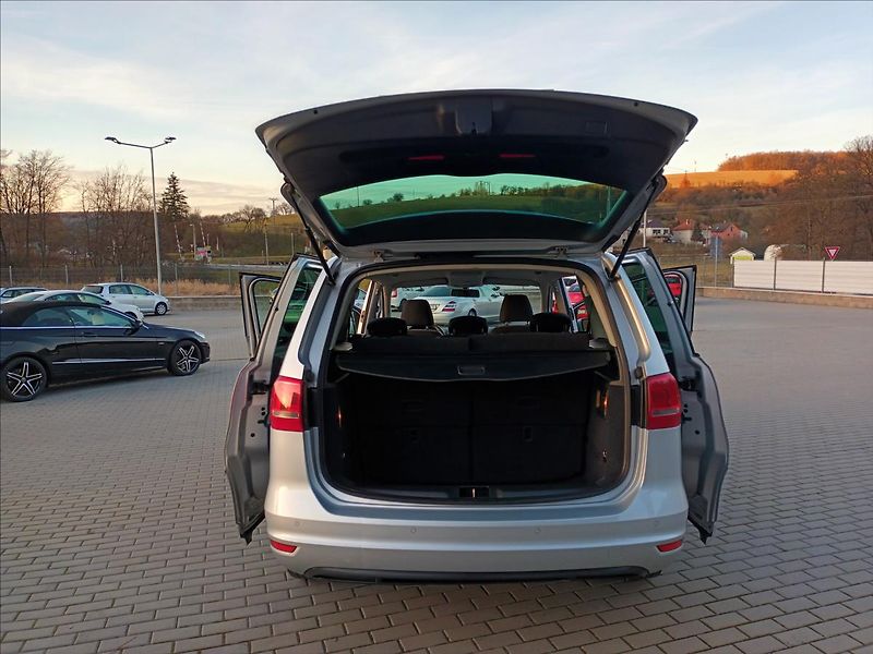 Volkswagen Sharan 2,0 TDI,7MÍST,SERVISKA,VÝHŘEV - fotka 21 z 46