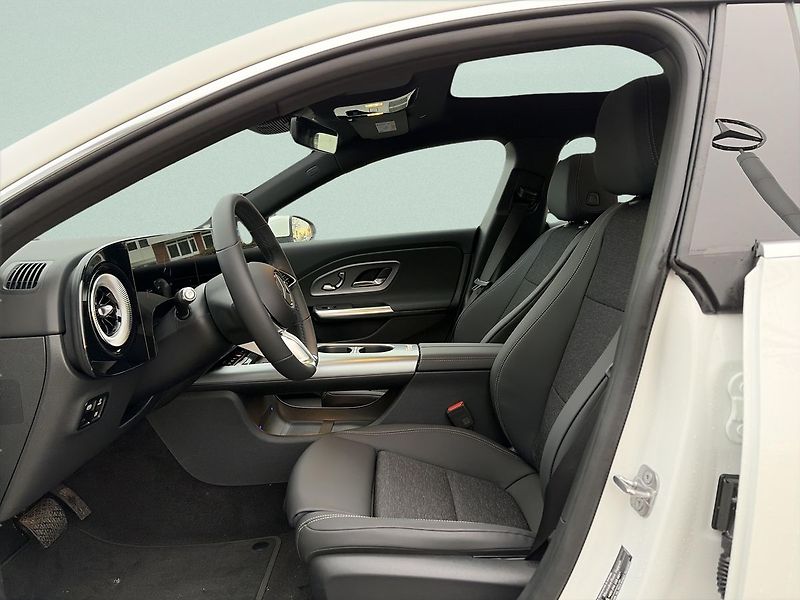 Mercedes-Benz CLA (2025) 200 - fotka 13 z 15