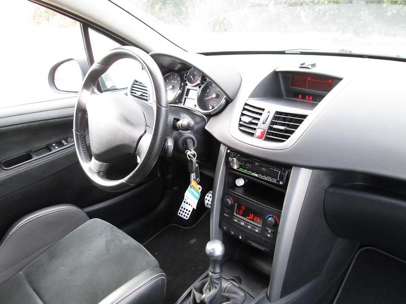 Peugeot 207 (2008) 1,6 GTI - fotka 11 z 17