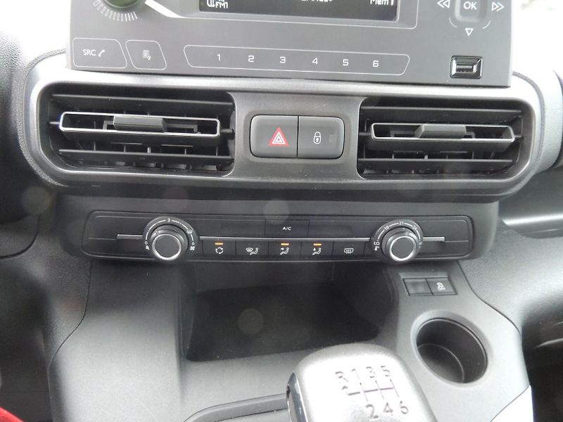 Citroën Berlingo (2019) 1.2Puretech,Live,81kw,ČR,1.maj - fotka 24 z 55
