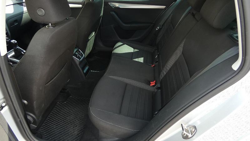 Škoda Octavia Combi 2,0 TDI Ambition - fotka 20 z 24