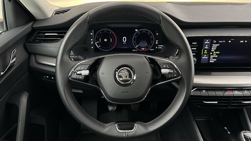 Škoda Octavia 2.0 TDI Ambition Combi - fotka 9 z 25