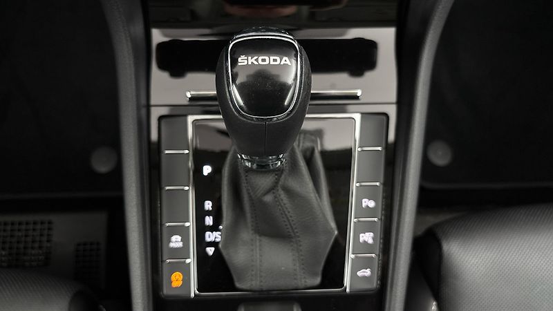 Škoda Superb 2.0 TDI DSG L&K Combi - fotka 29 z 34