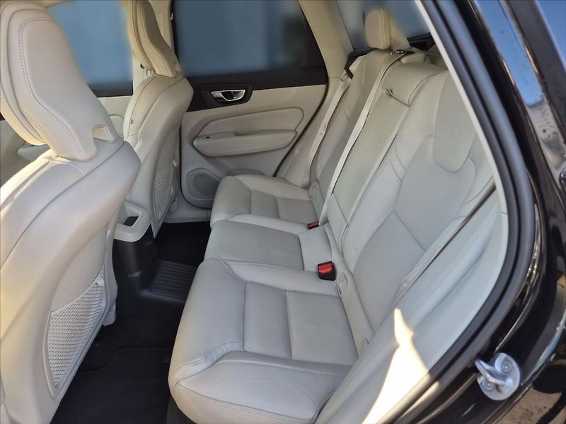Volvo XC60 2,0 T6 AWD RECHARGE PANORAMA - fotka 9 z 17