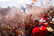 F1 2017 GP Maďarska - Tifosi oslavují double Ferrari
