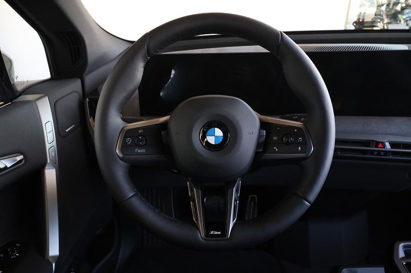 BMW iX xDrive45 - fotka 9 z 17