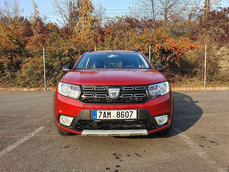 Výhodně koupíte třeba Dacii Duster, která na podzim plošně zlevnila o 15 tisíc korun.