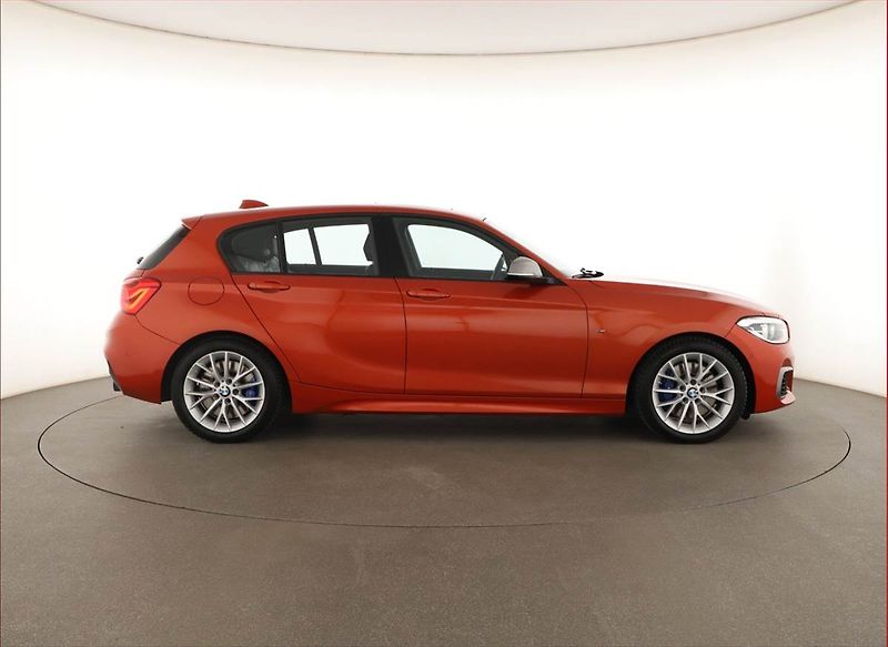 BMW Řada 1 (2016) M140i xDrive - fotka 6 z 20