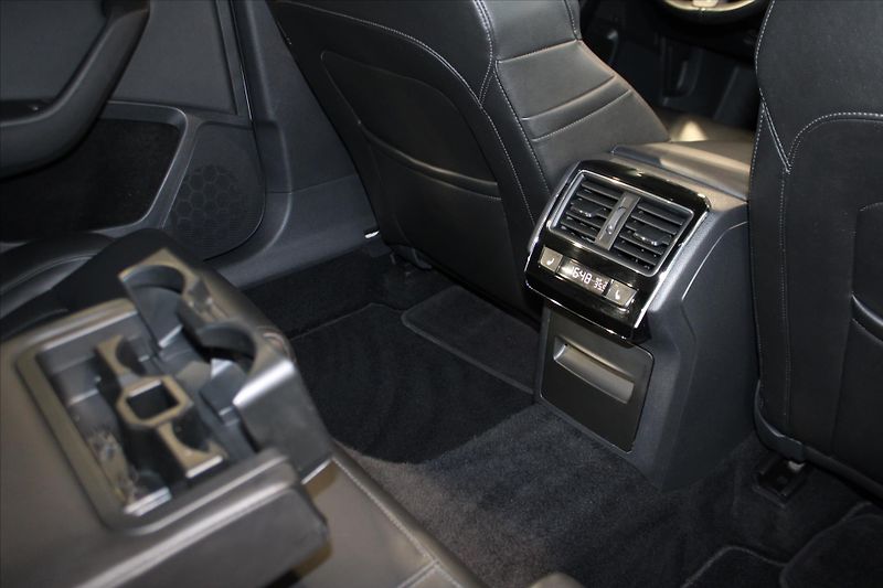 Škoda Superb TDi DSG 4x4 L&K ACC/Canton - fotka 27 z 31