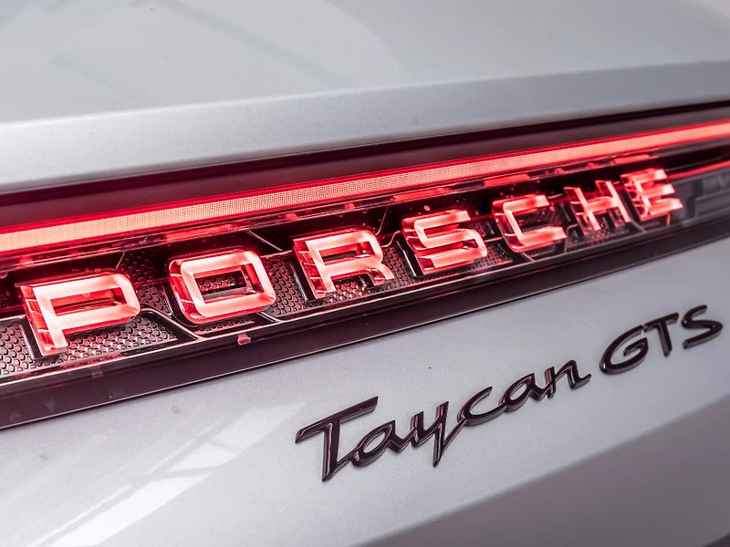 Porsche Taycan GTS Sport Turismo HuD Inno Ven - fotka 7 z 20