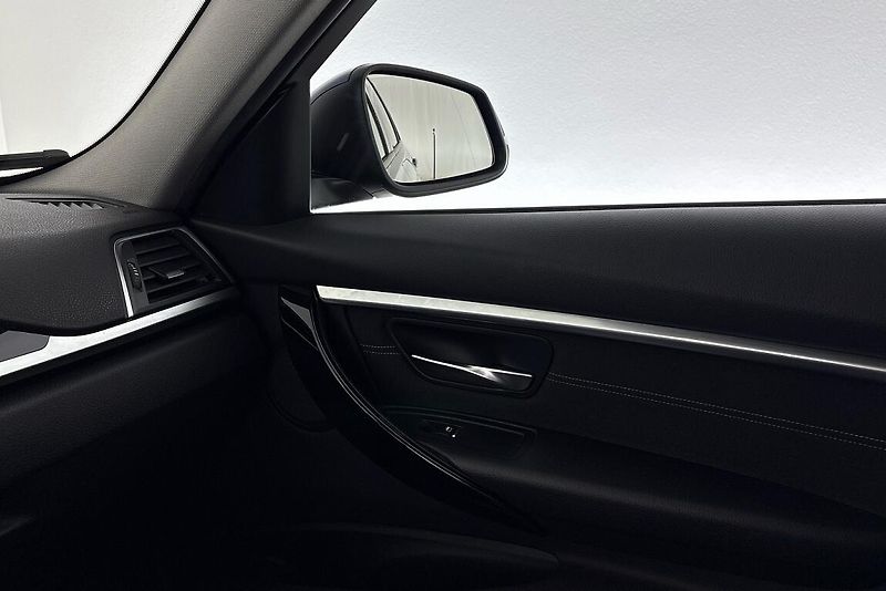 BMW Řada 3 340i xDrive - fotka 15 z 23