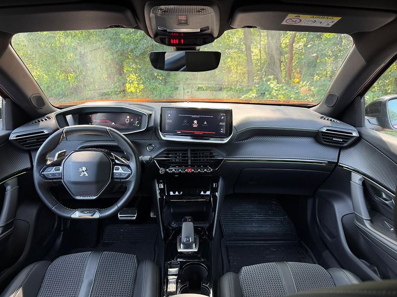 Peugeot 2008 (2020) GT LINE,130 koní, Automat 8st. - fotka 5 z 23