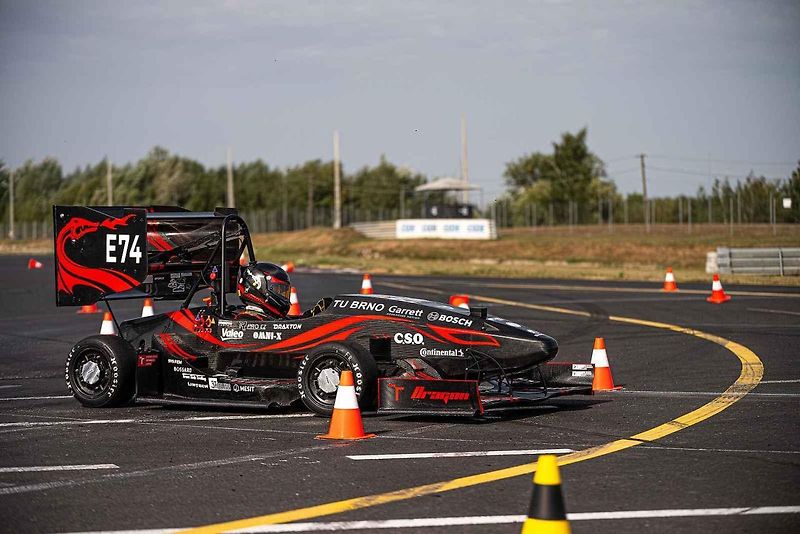 Michael Kohl, dvacetiletý student z Horního Jelení na Pardubicku, se ve svém volném čase podílí na stavbě studentské formule v týmu TU Brno Racing.