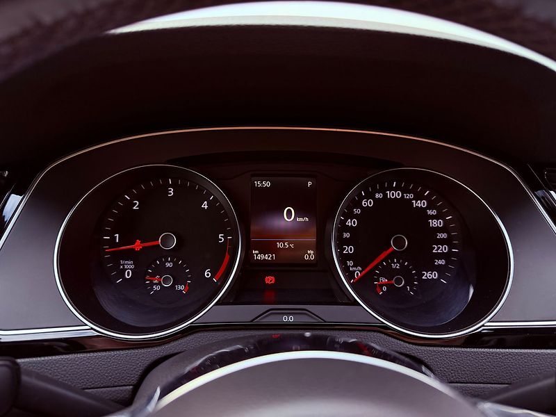 Volkswagen Passat 2.0 TDi DSG R-Line, ČR - fotka 20 z 26
