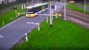 Tento střet vlaku s autobusem dopadl naštěstí bez zranění.