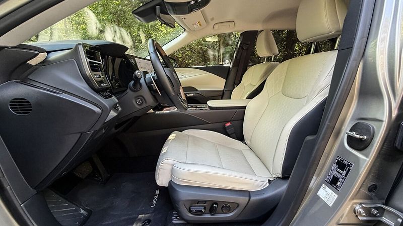 Lexus RX 450h plus 450H+ 2,5 PHEV LUXURY, TAŽNÉ Z - fotka 7 z 33