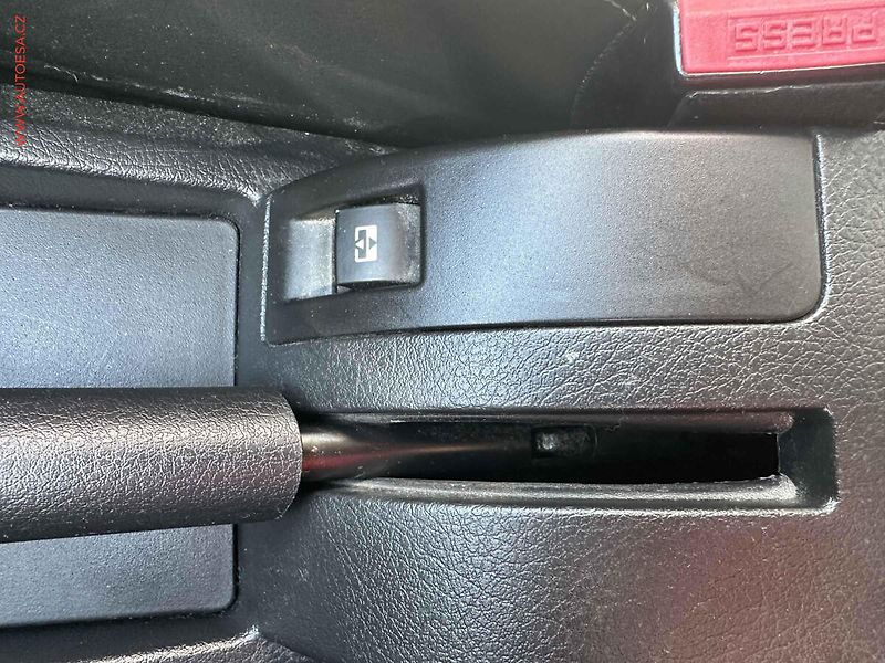 Peugeot 207 (2011) 1.6VTi, AC, park.čidla - fotka 16 z 17